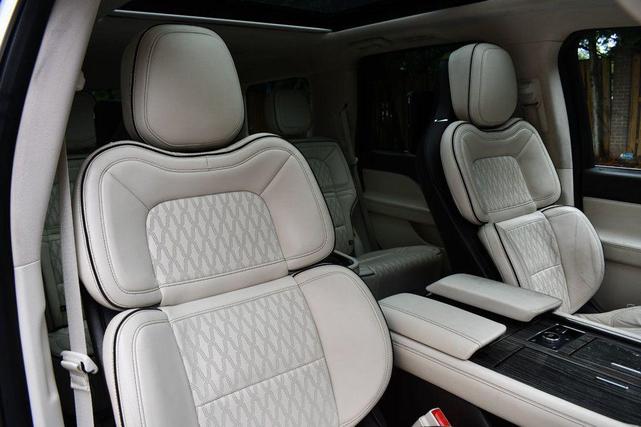 Photo of 2018 White Platinum Metallic Tri-Coat Lincoln Navigator