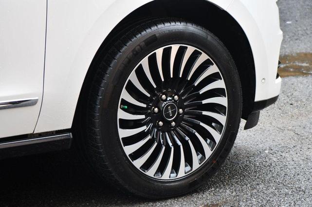 Photo of 2018 White Platinum Metallic Tri-Coat Lincoln Navigator
