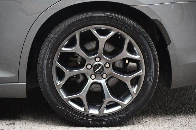Photo of 2017 Ceramic Grey Clearcoat Chrysler 300