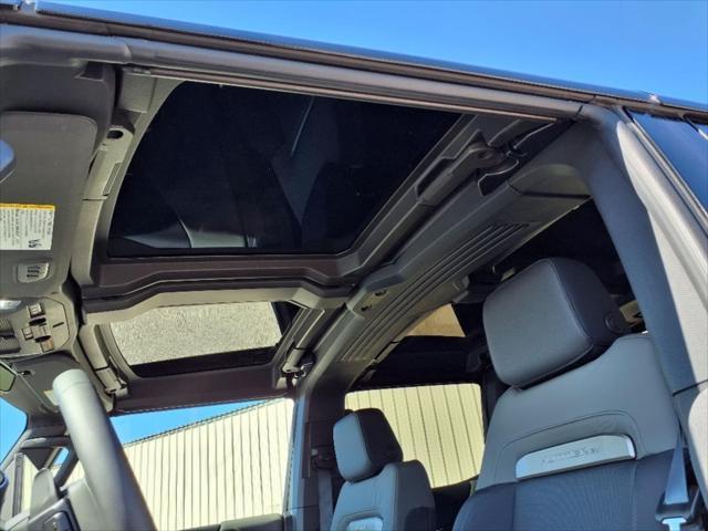Photo of 2025 Interstellar White GMC HUMMER EV Pickup
