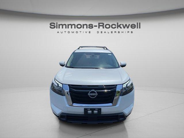 Photo of 2025 Everest White P Nissan Pathfinder