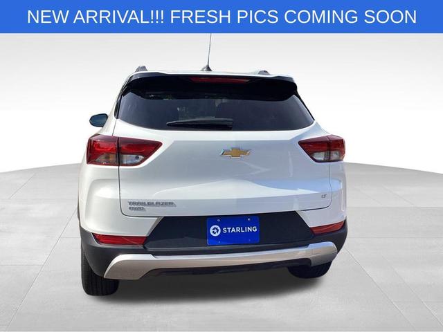 Photo of 2023 Summit White Chevrolet Trailblazer