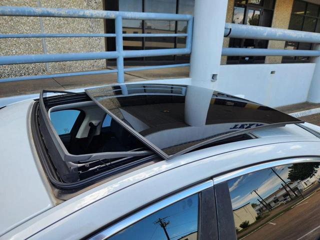 Photo of 2017 Polaris White Jaguar XE