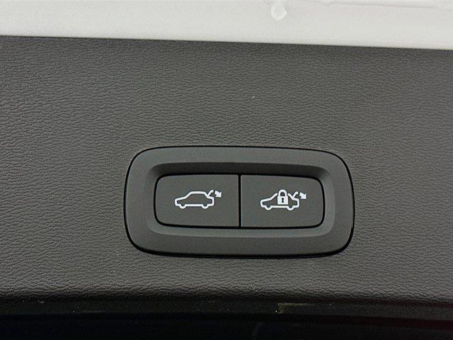 Photo of 2025 Onyx Black Metallic Volvo XC40