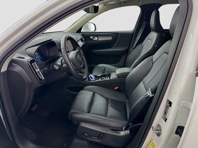 Photo of 2025 Onyx Black Metallic Volvo XC40