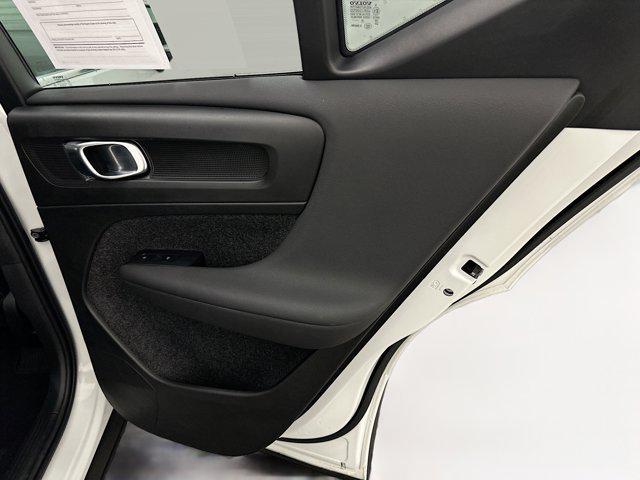 Photo of 2025 Onyx Black Metallic Volvo XC40