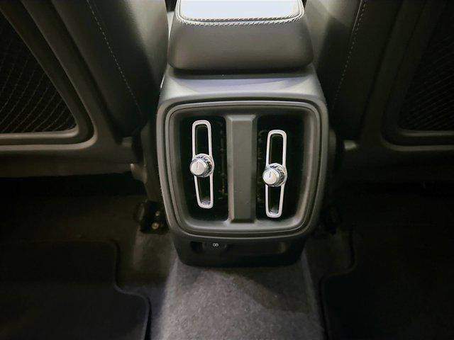 Photo of 2024 Onyx Black Metallic Volvo XC40