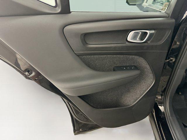Photo of 2024 Onyx Black Metallic Volvo XC40