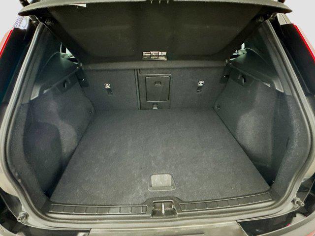 Photo of 2024 Onyx Black Metallic Volvo XC40