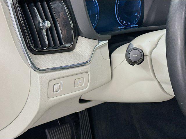 Photo of 2020 Denim Blue Metallic Volvo XC60
