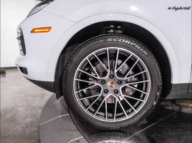 Photo of 2023 White Porsche Cayenne