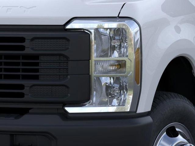 Photo of 2026 Oxford White Ford F-350