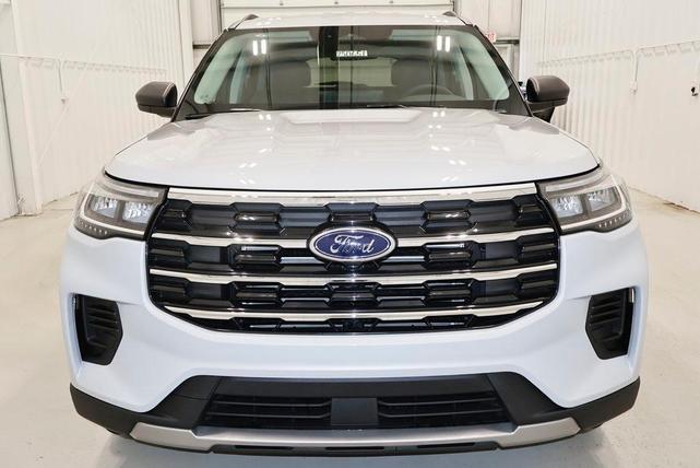 Photo of 2025 Space White Metallic Ford Explorer