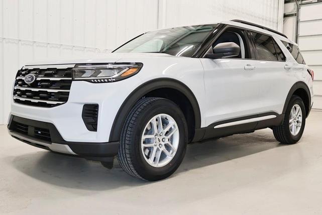 Photo of 2025 Space White Metallic Ford Explorer