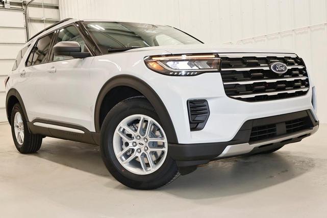 Photo of 2025 Space White Metallic Ford Explorer
