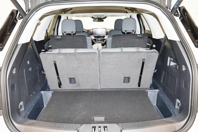 Photo of 2025 Space White Metallic Ford Explorer