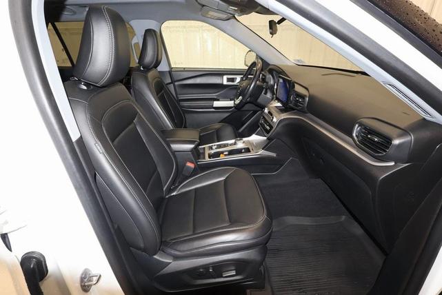 Photo of 2022 Star White Ford Explorer