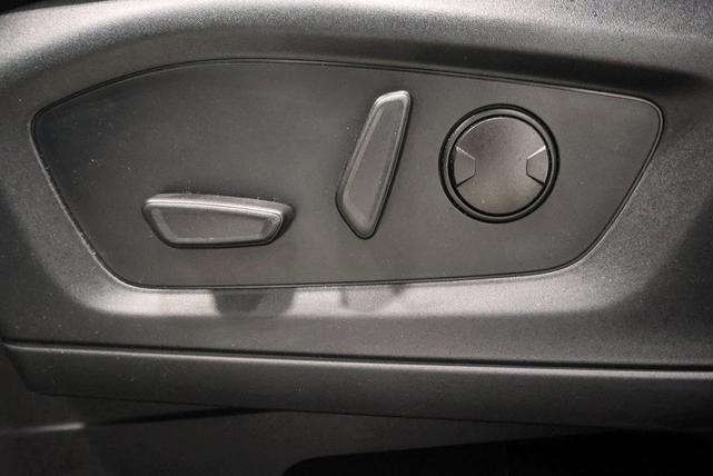 Photo of 2022 Star White Ford Explorer