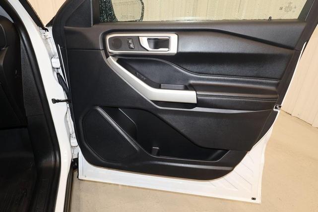 Photo of 2022 Star White Ford Explorer
