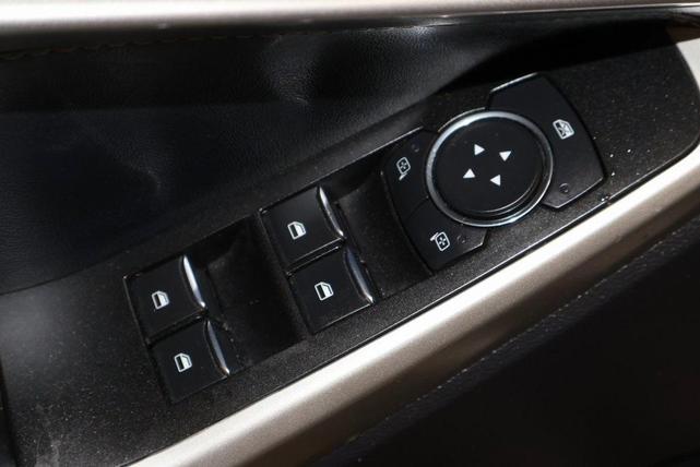 Photo of 2022 Star White Ford Explorer