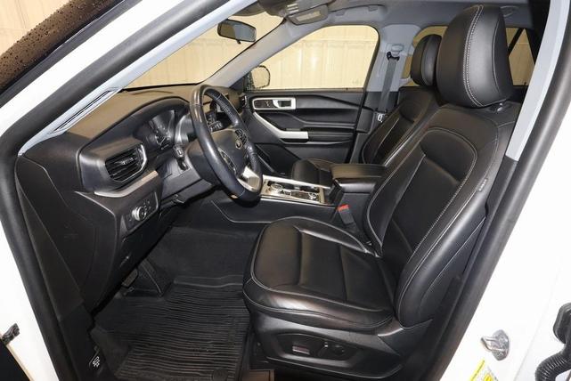 Photo of 2022 Star White Ford Explorer