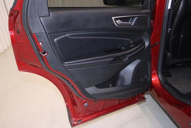 Photo of 2016 Ruby Red Metallic Tinted Clearcoat Ford Edge