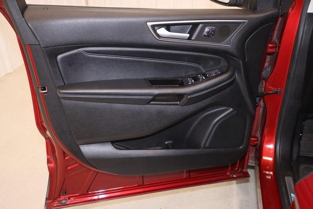Photo of 2016 Ruby Red Metallic Tinted Clearcoat Ford Edge
