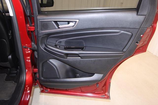 Photo of 2016 Ruby Red Metallic Tinted Clearcoat Ford Edge