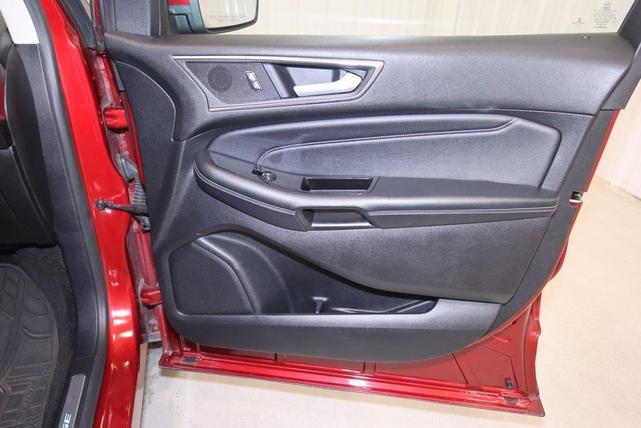 Photo of 2016 Ruby Red Metallic Tinted Clearcoat Ford Edge