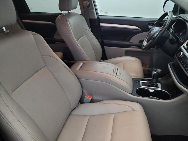 Photo of 2019 Midnight Black Metallic Toyota Highlander