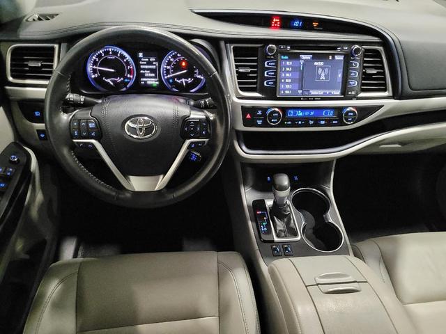 Photo of 2019 Midnight Black Metallic Toyota Highlander