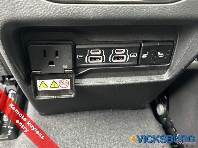 Photo of 2025 Silver Zynith Jeep Grand Cherokee