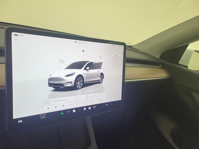 Photo of 2022 White Tesla Model Y