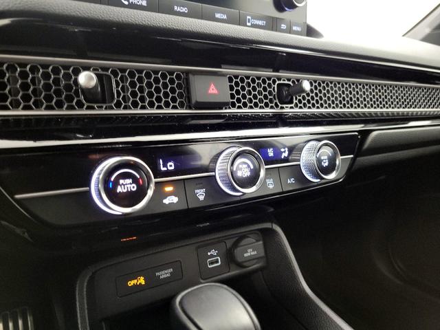 Photo of 2023 White Honda Civic