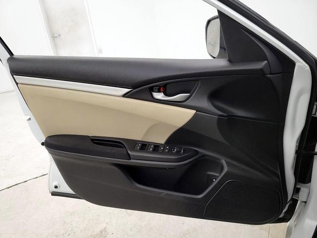 Photo of 2021 White Honda Civic