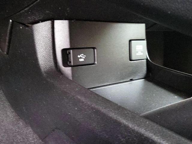 Photo of 2021 White Honda Civic