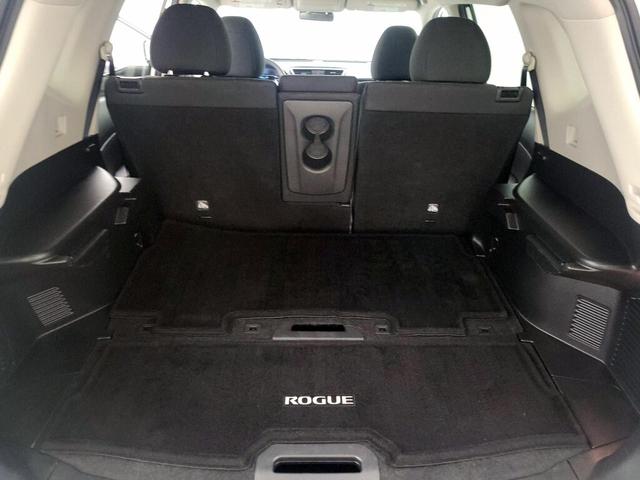 Photo of 2016 White Nissan Rogue