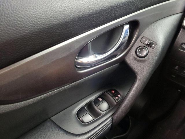 Photo of 2016 White Nissan Rogue