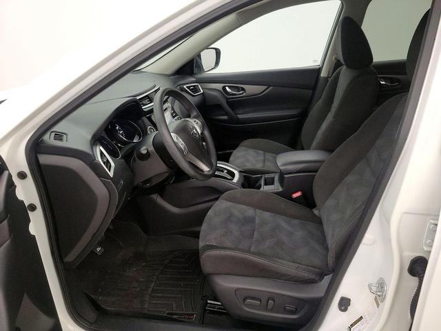 Photo of 2016 White Nissan Rogue