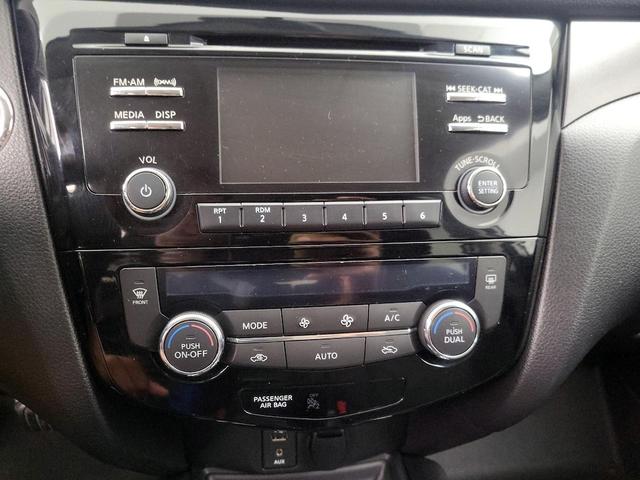 Photo of 2016 White Nissan Rogue