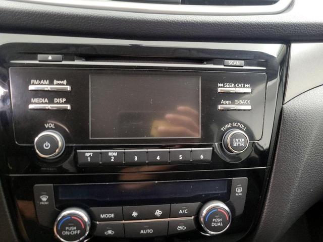 Photo of 2016 White Nissan Rogue