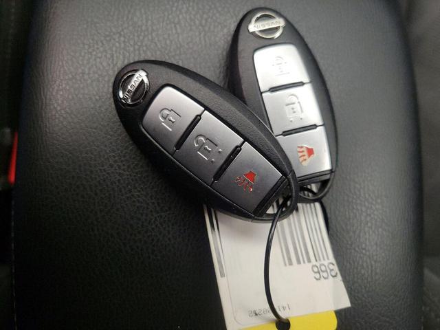 Photo of 2016 White Nissan Rogue