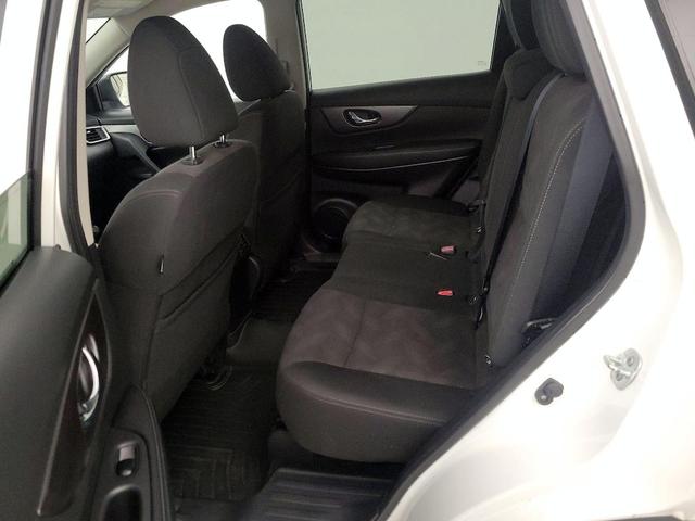 Photo of 2016 White Nissan Rogue