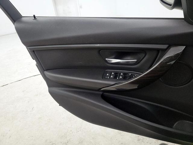 Photo of 2016 Black BMW 320