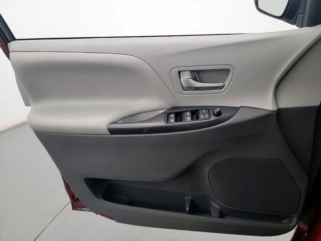 Photo of 2016 Red Toyota Sienna