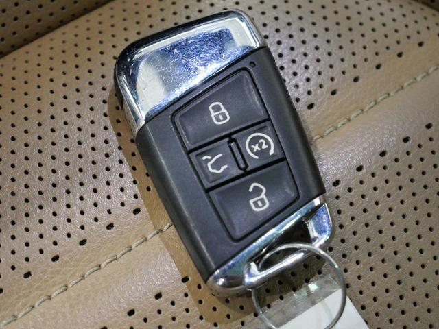Photo of 2022 Oryx White Pearl Volkswagen Atlas Cross Sport