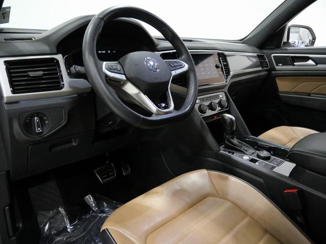 Photo of 2022 Oryx White Pearl Volkswagen Atlas Cross Sport