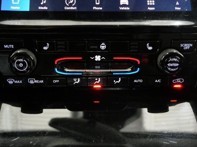 Photo of 2024 Diamond Black Crystal Pearlcoat Jeep Grand Cherokee