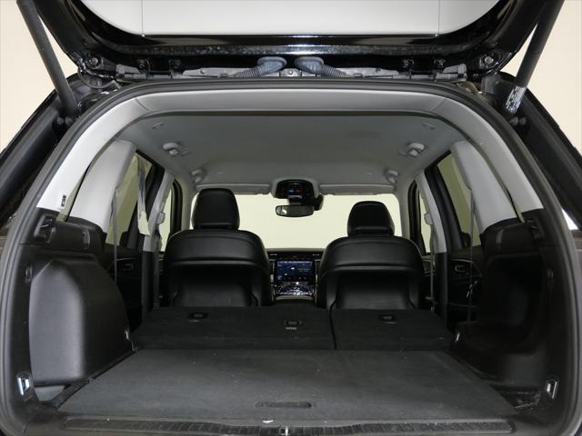 Photo of 2024 Diamond Black Crystal Pearlcoat Jeep Grand Cherokee