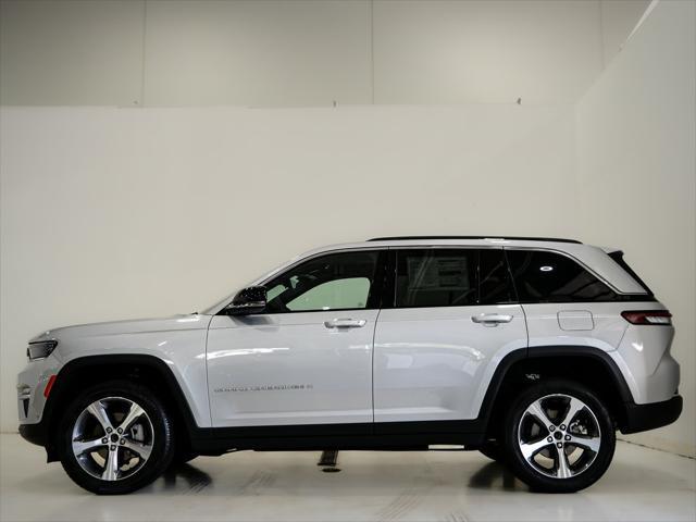 Photo of 2025 Silver Zynith Jeep Grand Cherokee